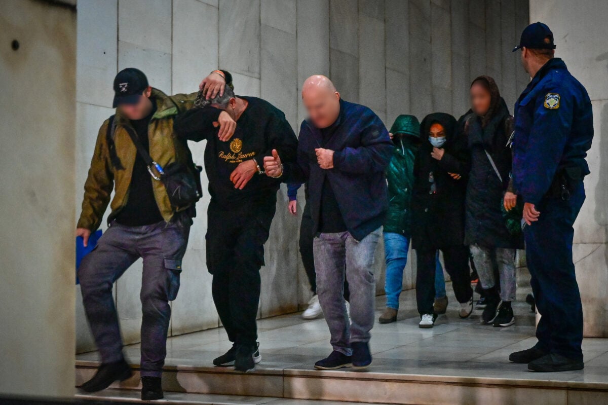 Χωριάτικο: Απολογούνται 59 συλληφθέντες – Στο μικροσκόπιο αστυνομικοί και δημόσιοι υπάλληλοι για το κύκλωμα εκατομμυρίων