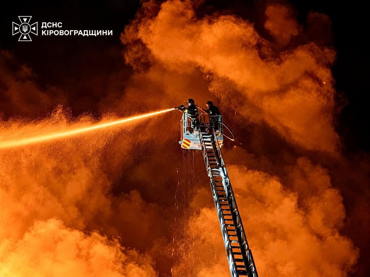 Ουκρανία: Τουλάχιστον 9 νεκροί και 56 τραυματίες από ρωσικά πλήγματα – Ανάμεσα στους τραυματίες παιδί 5 ετών 7 Πυροσβέστες επιχειρούν από γερανοφόρο όχημα για την κατάσβεση τεράστιας πυρκαγιάς σε αποθηκευτικές εγκαταστάσεις στην περιοχή Κροπιβνίτσκι, στην περιφέρεια Κιροβοχράντ της κεντρικής Ουκρανίας, μετά από ρωσικό πλήγμα το βράδυ της 21ης Οκτωβρίου 2026. Φωτογραφία: Κρατική Υπηρεσία Αντιμετώπισης Εκτάκτων Αναγκών της Ουκρανίας, περιφερειακή διεύθυνση Κιροβοχράντ.