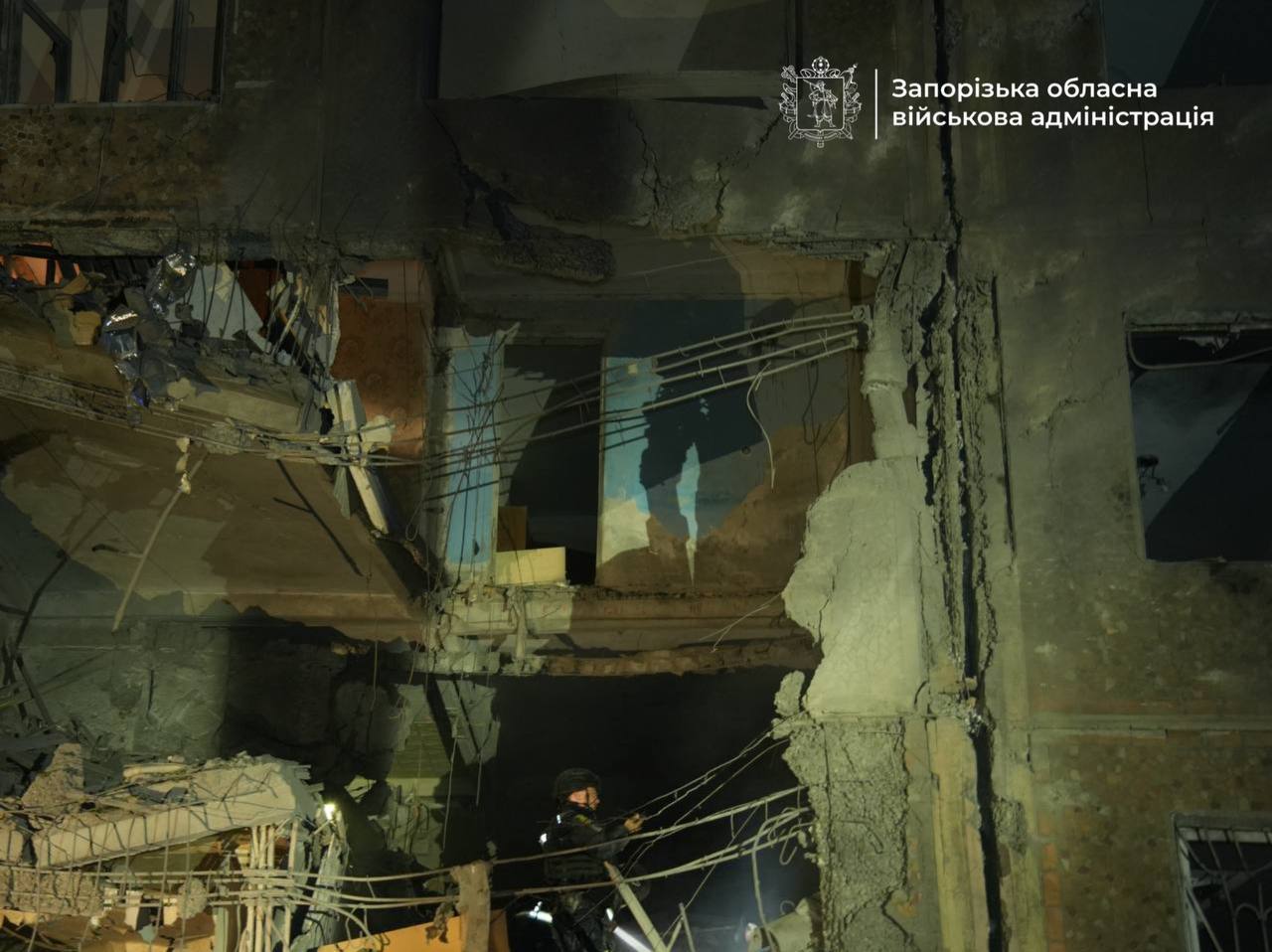 Ουκρανία: 12 νεκροί, μεταξύ τους 3 παιδιά, από ρωσικό πλήγμα στη Ζαπορίζια – Η προειδοποίηση του Ζελένσκι προς τη Ρωσία 11 Διασώστης επιχειρεί ανάμεσα στα συντρίμμια πολυκατοικίας που επλήγη από ρωσική αεροπορική επίθεση στη Ζαπορίζια. Πηγή: Περιφερειακή Στρατιωτική Διοίκηση Ζαπορίζια.