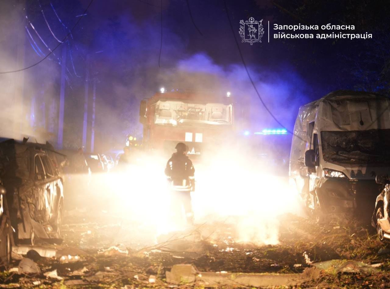 Ουκρανία: 12 νεκροί, μεταξύ τους 3 παιδιά, από ρωσικό πλήγμα στη Ζαπορίζια – Η προειδοποίηση του Ζελένσκι προς τη Ρωσία 10 Πυροσβέστης επιχειρεί ανάμεσα σε κατεστραμμένα οχήματα, ενώ πυκνοί καπνοί καλύπτουν το σημείο της ρωσικής επίθεσης στη Ζαπορίζια, τα ξημερώματα του Σαββάτου (10/10/2026). Πηγή: Περιφερειακή Στρατιωτική Διοίκηση Ζαπορίζια.