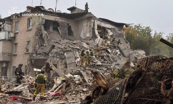 Ουκρανία: 12 νεκροί, μεταξύ τους 3 παιδιά, από ρωσικό πλήγμα στη Ζαπορίζια – Η προειδοποίηση του Ζελένσκι προς τη Ρωσία