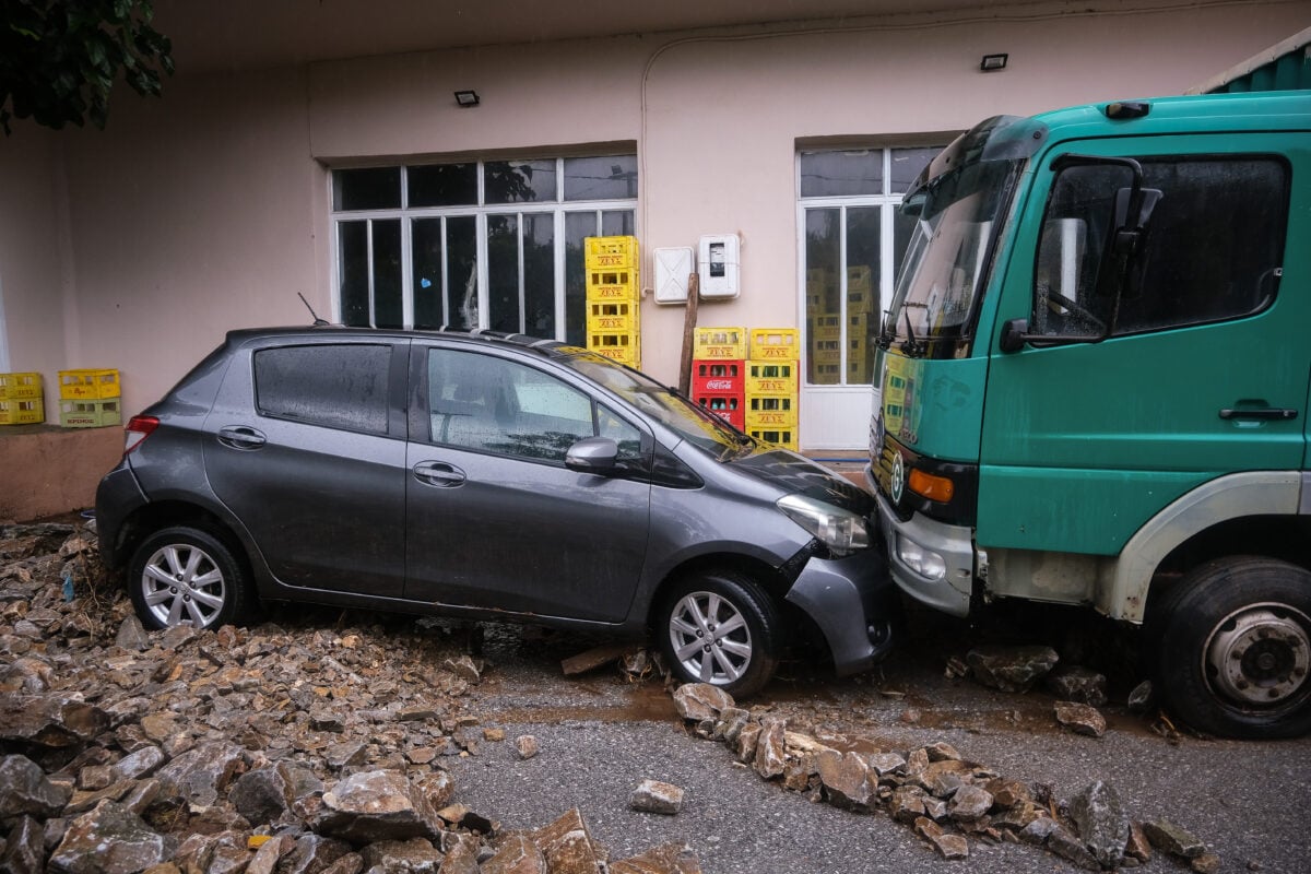 Κακοκαιρία στην Κρήτη: Χείμαρροι σάρωσαν δρόμους, νερά μπήκαν σε σπίτια και επιχειρήσεις – Απεγκλωβίστηκαν 20 άτομα στην Ιεράπετρα 11 Κακοκαιρία στην Κρήτη: Χείμαρροι σάρωσαν δρόμους, νερά μπήκαν σε σπίτια και επιχειρήσεις – Απεγκλωβίστηκαν 20 άτομα στην Ιεράπετρα