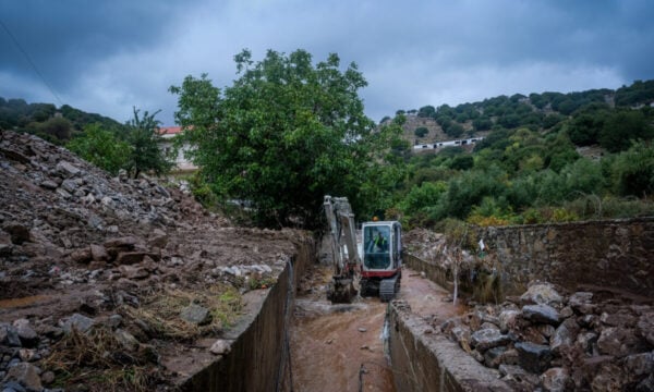 Κακοκαιρία στην Κρήτη: Χείμαρροι σάρωσαν δρόμους, νερά μπήκαν σε σπίτια και επιχειρήσεις – Απεγκλωβίστηκαν 20 άτομα στην Ιεράπετρα