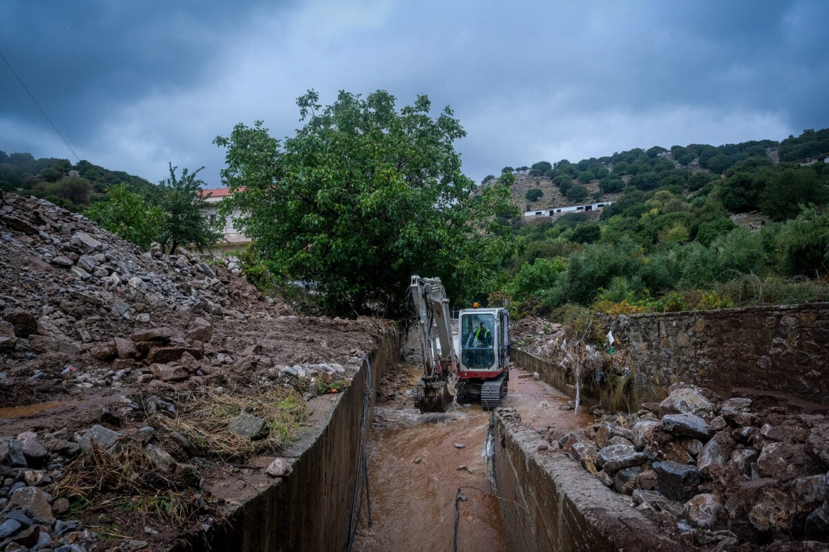 Κακοκαιρία στην Κρήτη: Χείμαρροι σάρωσαν δρόμους, νερά μπήκαν σε σπίτια και επιχειρήσεις – Απεγκλωβίστηκαν 20 άτομα στην Ιεράπετρα