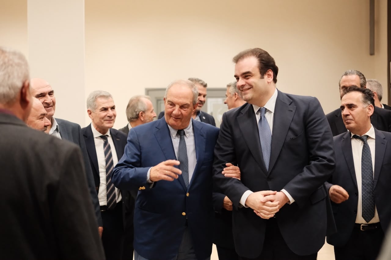 Το γεύμα Καραμανλή – Πιερρακάκη, τα 80s του υπουργού και η «παντοτινή» Ντόρα, οι λουκουμάδες στο ΚΑΠΗ και η βόλτα στη Βουλή με τα ανίψια