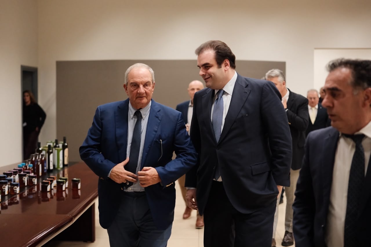 Το γεύμα Καραμανλή – Πιερρακάκη, τα 80s του υπουργού και η «παντοτινή» Ντόρα, οι λουκουμάδες στο ΚΑΠΗ και η βόλτα στη Βουλή με τα ανίψια 9 Το γεύμα Καραμανλή – Πιερρακάκη, τα 80s του υπουργού και η «παντοτινή» Ντόρα, οι λουκουμάδες στο ΚΑΠΗ και η βόλτα στη Βουλή με τα ανίψια