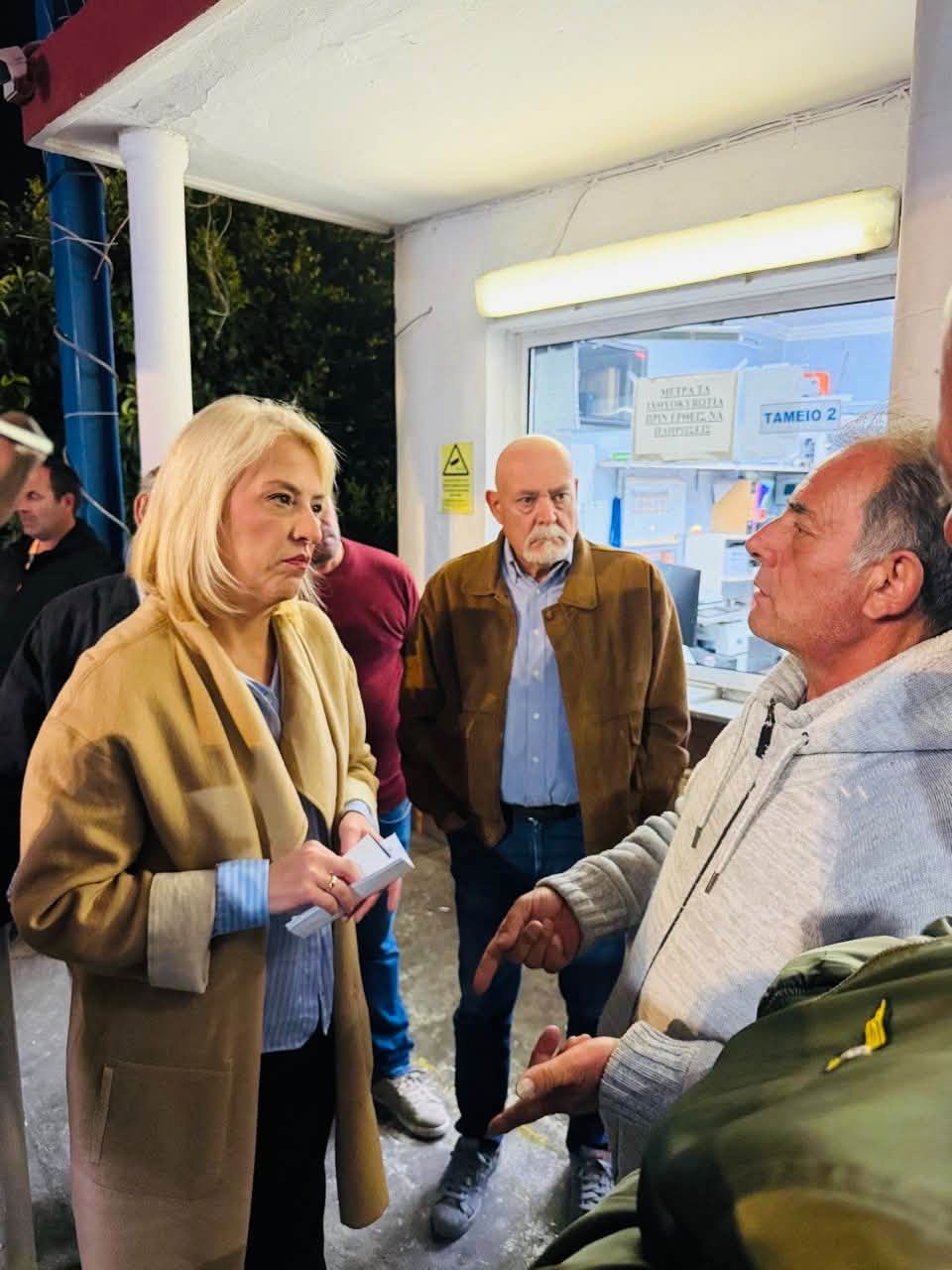 Ρένα Δούρου: Επίσκεψη στην Ιχθυόσκαλα Κερατσινίου για τα προβλήματα των αλιέων – Γιόρτασε εκεί τα γενέθλιά της
